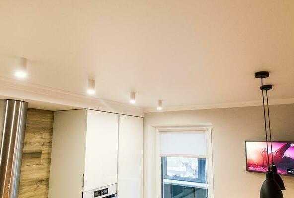 матовый натяжной потолок на кухню со светильниками и люстрами