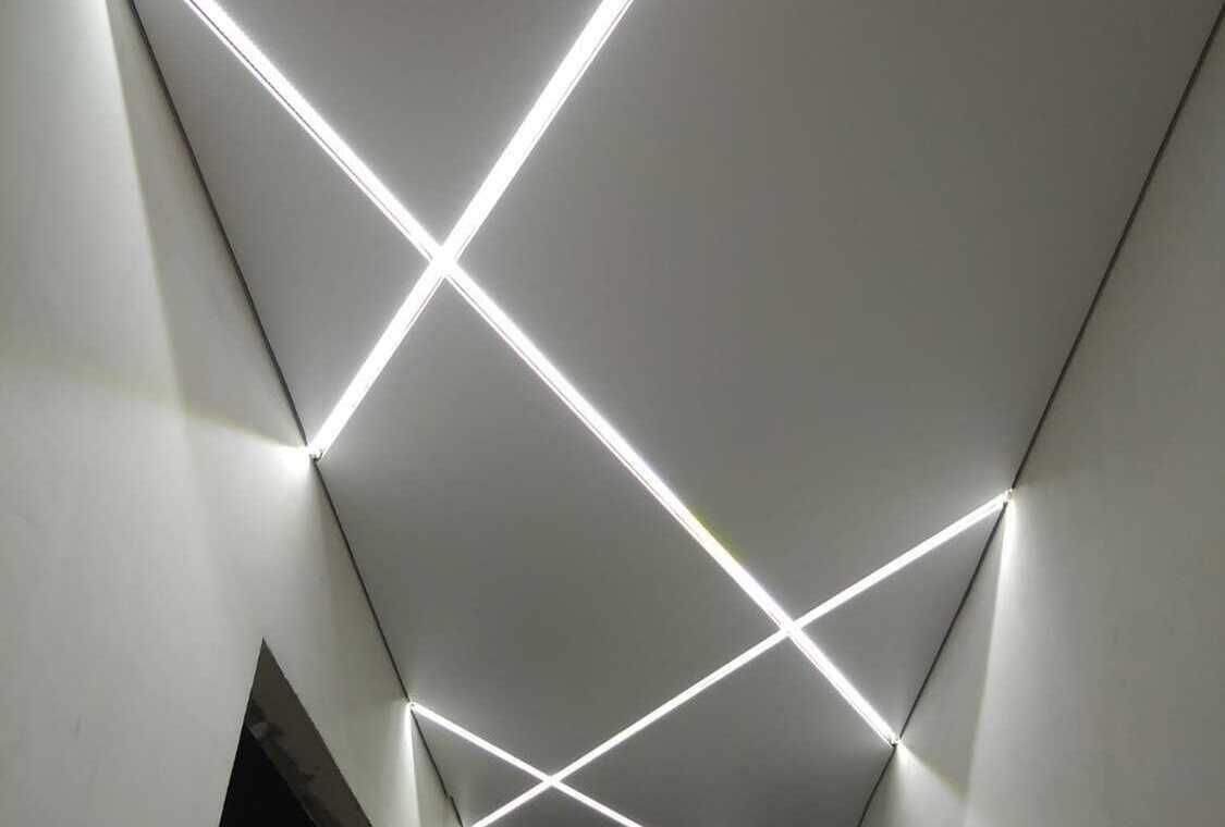 натяжной потолок световые линии в коридор