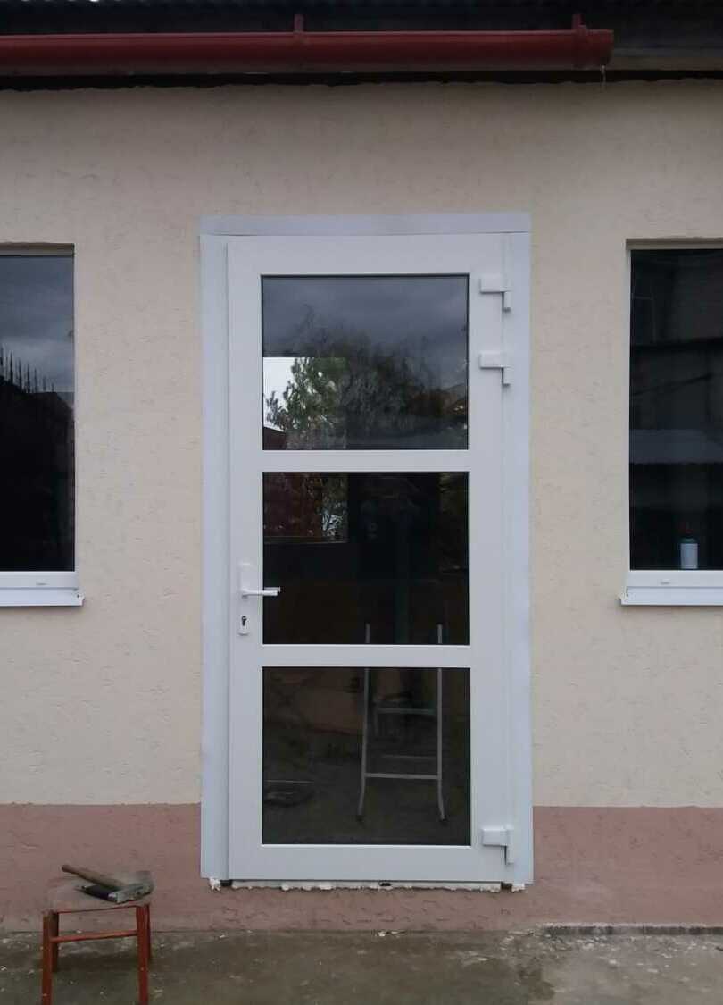 входная пластиковая дверь со стеклом в частный дом