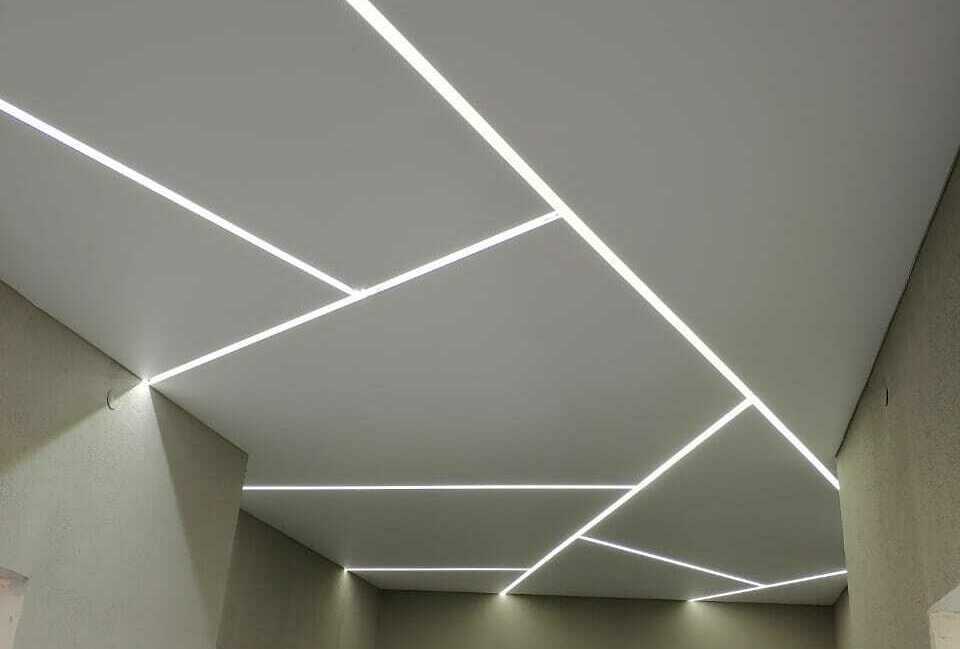 натяжной потолок световые лини в коридор частного дома